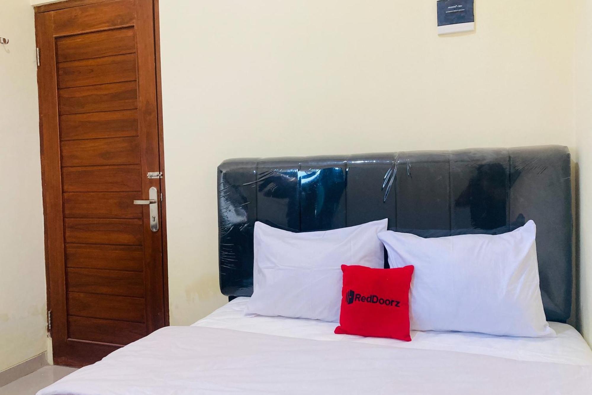 Hotel Reddoorz Near Paragon Mall 2 2*