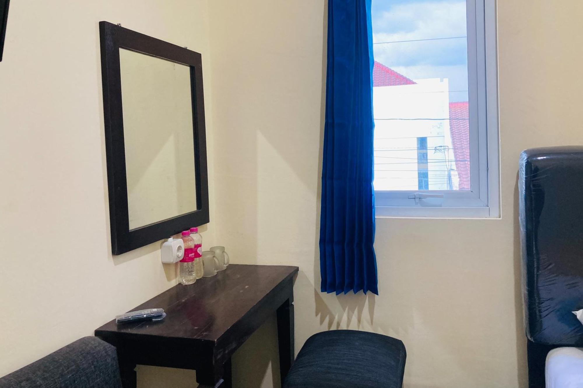 Hotel Reddoorz Near Paragon Mall 2