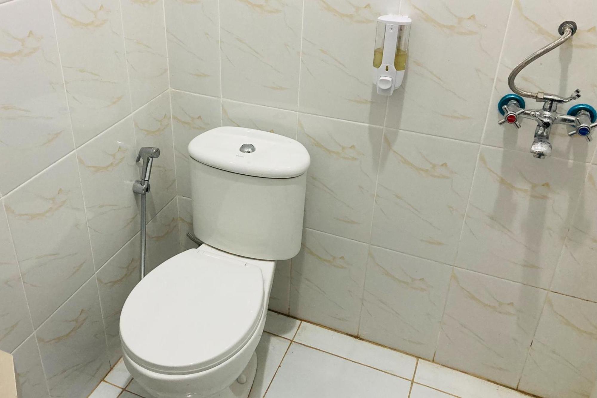 Hotel Reddoorz Near Paragon Mall 2 2*