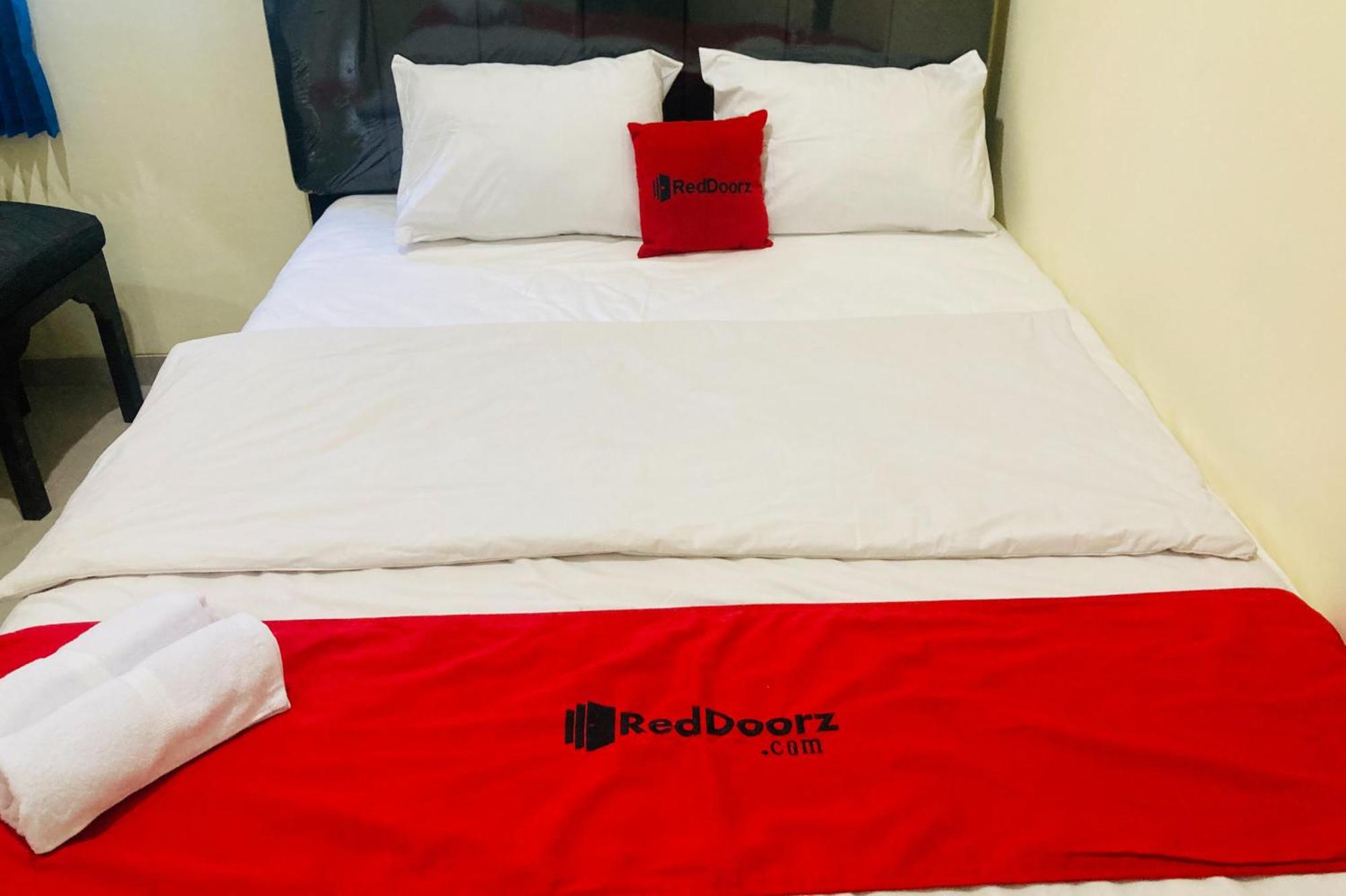 Hotel Reddoorz Near Paragon Mall 2